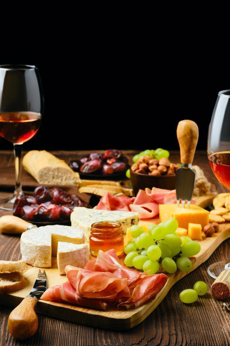 ，红酒与零食的完美搭配——一幅诱人的生活美学图景